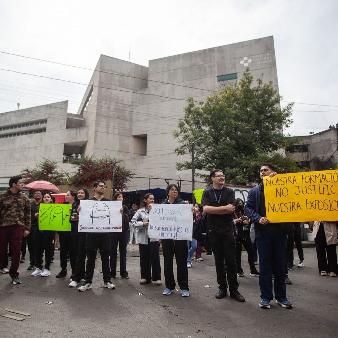 Médicos residentes protestan por el brote de gastroenteritis.